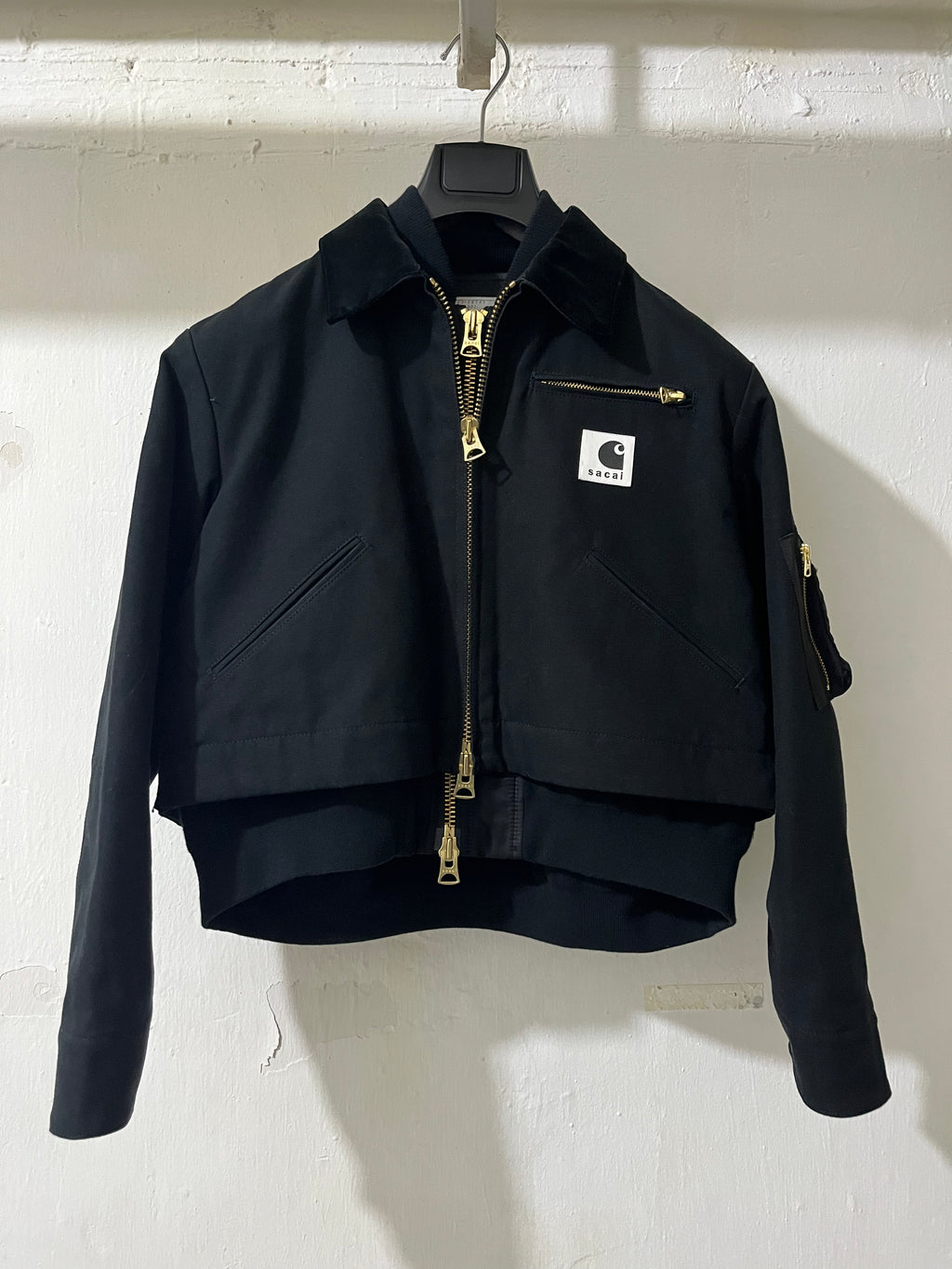 BLACK WORKER JACKET WITH SACAI X CARHARTT WIP LOGO AND MA-1 SLEEVE POCKET