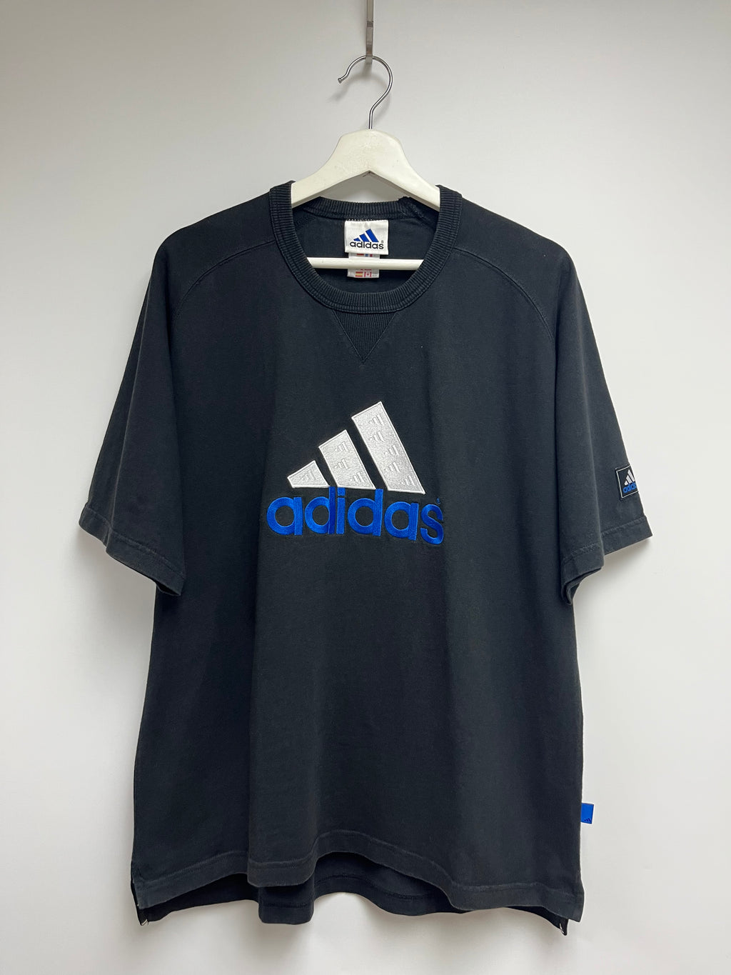 BLACK ADIDAS T-SHIRT WITH WHITE LOGO AND BLUE 'ADIDAS' FONT