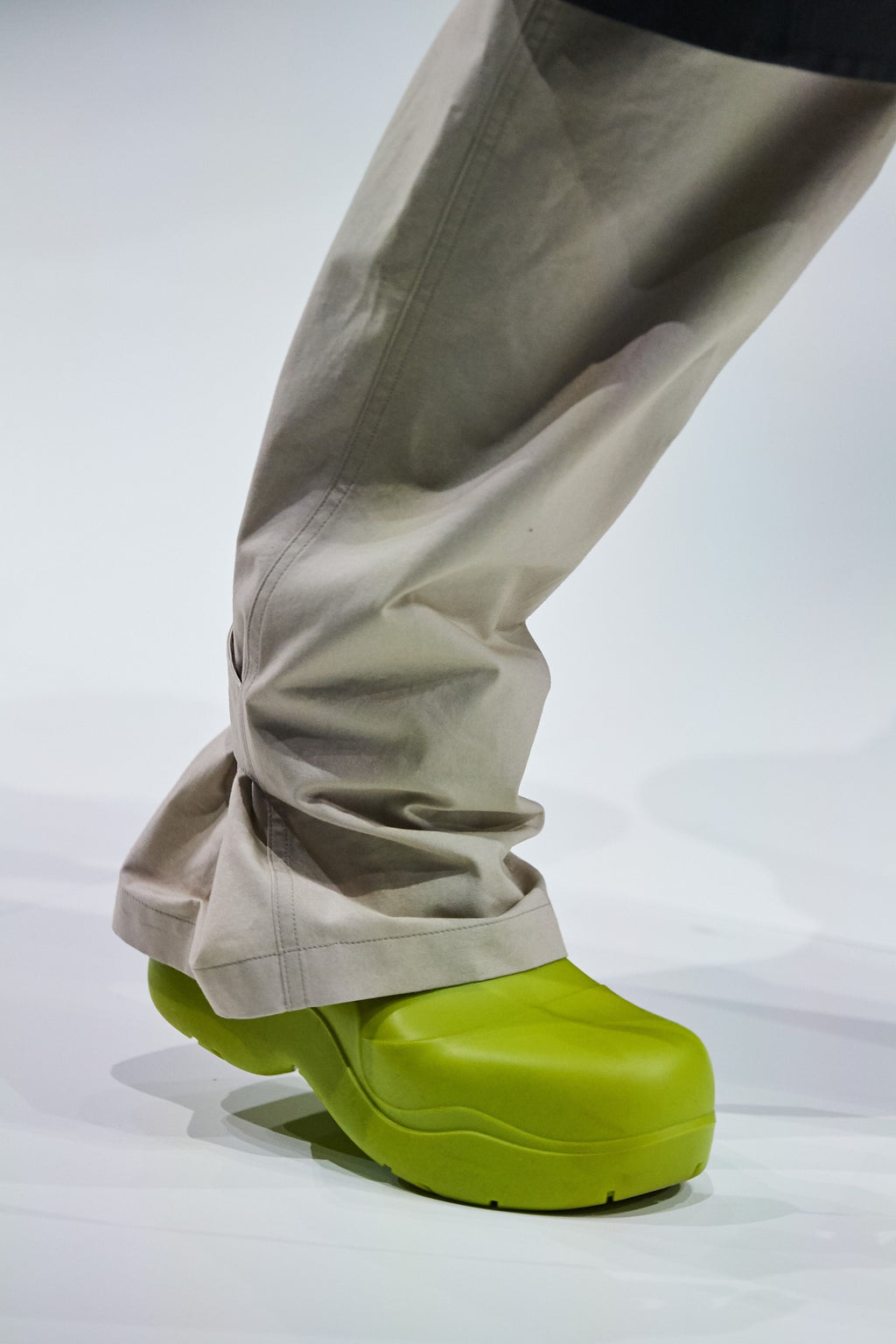 FW20 BOTTEGA VENETA BEIGE WIDE PANTS